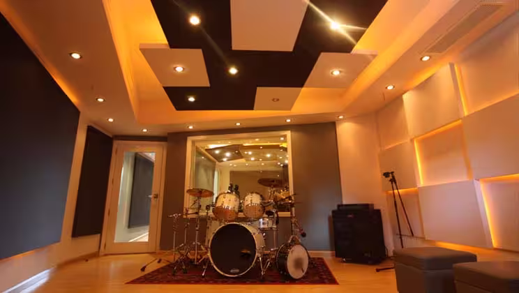 Enstrüman odası akustiği detay görüntüsü — bass-trap ve akustik panel ile frekans dengesi