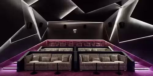 Ev sineması akustiği detay — sinema odasında yankı kontrolü ve surround sahne iyileştirme