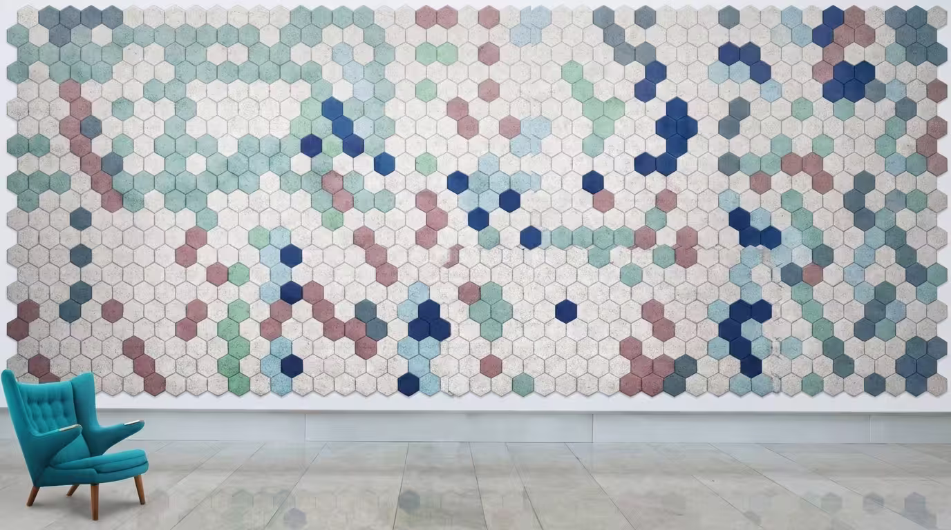 Geometrik akustik ahşap panel uygulaması — modern desen, dekoratif duvar tasarımı ve yankı azaltma