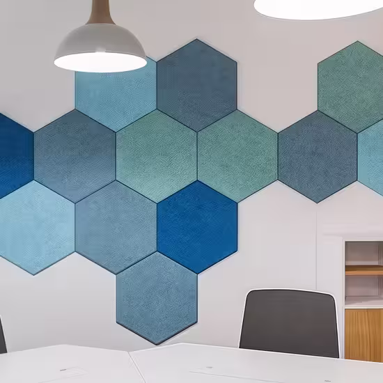 Geometrik akustik ahşap panel yakın plan — desen detayı ve premium yüzey görünümü