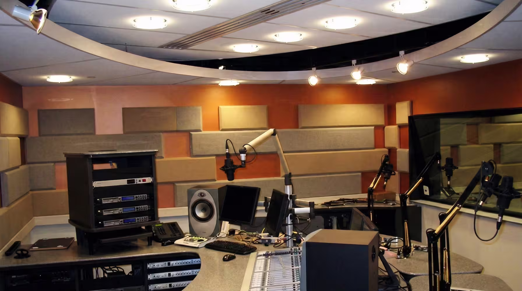 Radyo odası akustiği uygulaması — net yayın, yankı kontrolü ve dış gürültü azaltma