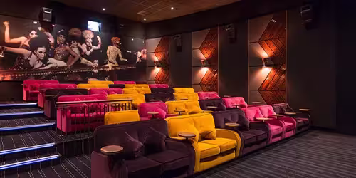 Sinema salonu akustiği detay — yankı kontrolü ve surround sahne için akustik iyileştirme