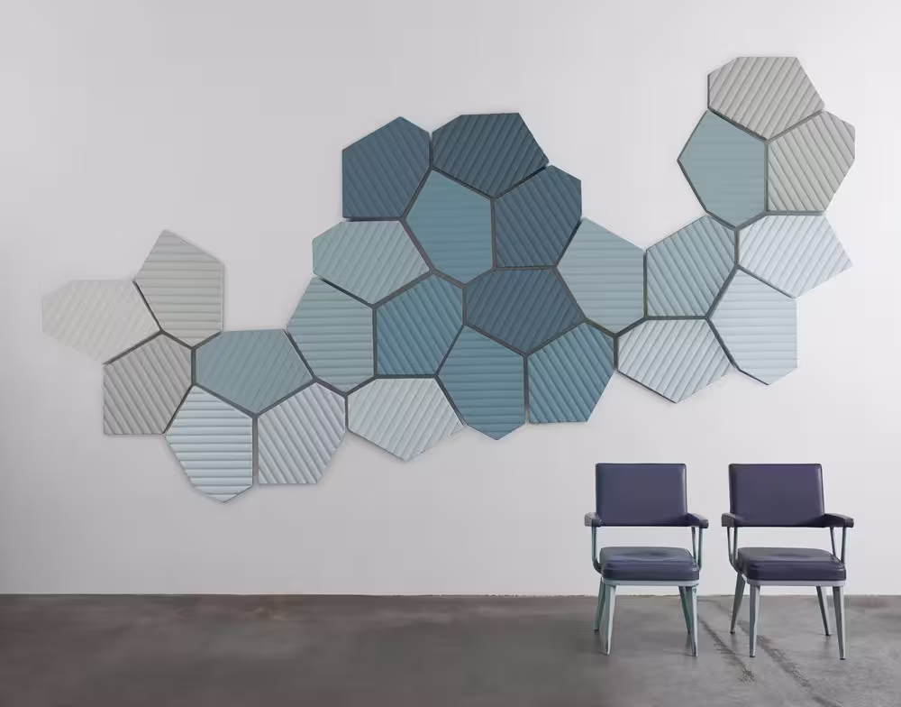 Geometrik akustik kumaş panel detayı — akustik kumaş kaplama ve temiz bitiş